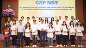 Sa Pa: Gặp mặt, khen thưởng học sinh có thành tích trong kỳ thi học sinh giỏi cấp tỉnh và thi vào lớp 10