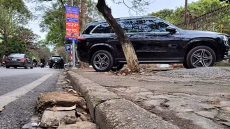 Việc đỗ xe trái phép trên hè phố bị xử phạt ra sao?