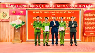 Khen thưởng đột xuất Công an thành phố Lào Cai về thành tích bắt giữ đối tượng cướp tài sản sau 12 giờ gây án