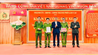 Khen thưởng đột xuất Công an thành phố Lào Cai về thành tích bắt giữ đối tượng cướp tài sản sau 12 giờ gây án