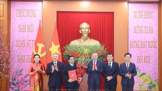 [Ảnh] Tổng Bí thư trao quyết định thành lập các Đảng bộ trực thuộc Trung ương