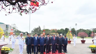 Các đồng chí lãnh đạo, nguyên lãnh đạo Đảng, Nhà nước thành kính tưởng nhớ công lao to lớn của Chủ tịch Hồ Chí Minh.