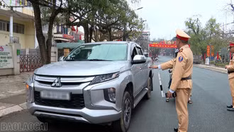 Cảnh sát giao thông Lào Cai sử dụng flycam để hỗ trợ phát hiện vi phạm về nồng độ cồn