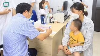 Chuyên gia y tế tuyến trung ương khám sàng lọc cho trẻ em khuyết tật.