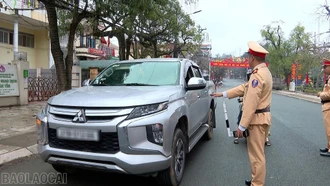 Cảnh sát giao thông Lào Cai sử dụng flycam để hỗ trợ phát hiện vi phạm về nồng độ cồn