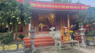 Đền Đại An là một ngôi đền cổ linh thiêng nằm bên bờ sông Hồng. (Ảnh: Báo Nhân Dân)