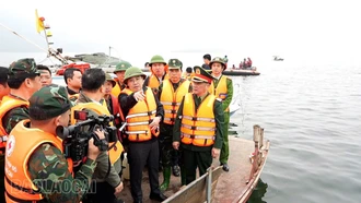 Chủ tịch UBND tỉnh Nguyễn Tuấn Anh chỉ đạo công tác tìm kiếm, cứu nạn vụ tai nạn giao thông đường thuỷ tại hồ Thác Bà