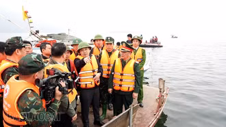 Chủ tịch UBND tỉnh Nguyễn Tuấn Anh chỉ đạo công tác tìm kiếm, cứu nạn vụ tai nạn giao thông đường thuỷ tại hồ Thác Bà