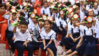 Miễn học phí: Mệnh lệnh vì dân, vì tương lai