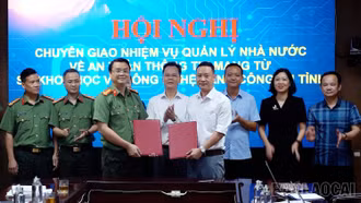 Hội nghị chuyển giao nhiệm vụ quản lý nhà nước về an toàn thông tin mạng từ Sở Khoa học và Công nghệ sang Công an tỉnh Lào Cai.