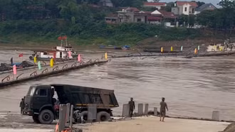 Cắt khẩn cấp cầu phao Phong Châu