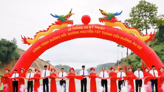 Các đồng chí lãnh đạo tỉnh Yên Bái thực hiện nghi thức cắt băng thông xe kỹ thuật công trình.