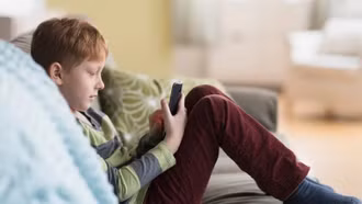 EU đẩy mạnh xây dựng khung quy định bảo vệ trẻ em trên không gian mạng