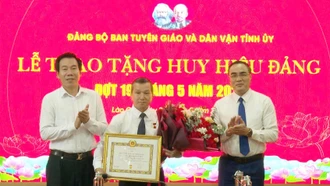  Đảng bộ Ban Tuyên giáo và Dân vận Tỉnh ủy: Trao tặng Huy hiệu 40 năm tuổi Đảng cho đảng viên
