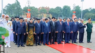 Kỷ niệm 135 năm Ngày sinh Chủ tịch Hồ Chí Minh: Lãnh đạo Đảng, Nhà nước vào Lăng viếng Bác