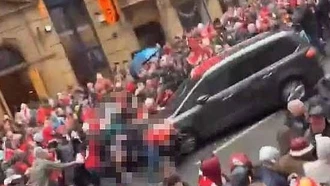 Người đàn ông lái xe ô tô đâm vào cổ động viên Liverpool tạo cảnh tượng kinh hoàng