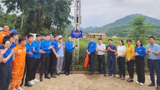 Khánh thành công trình thanh niên “Thắp sáng đường quê” tại xã Việt Tiến