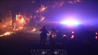 Gió mạnh làm tăng nguy cơ bùng phát các đám cháy mới ở Los Angeles