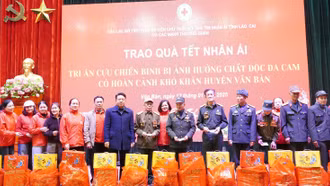 Trao tặng nhiều phần quà tết ý nghĩa tới người dân và học sinh trong tỉnh