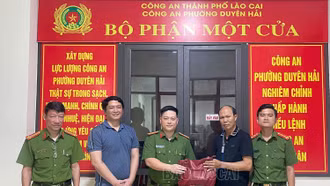 Nhặt được 300 triệu đồng, nam thanh niên trả lại người đánh rơi