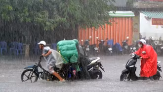 Thời tiết hôm nay (15/10): Ba miền có mưa dông, có nơi mưa rất to