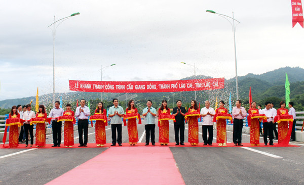 Thông xe cầu Giang Đông.
