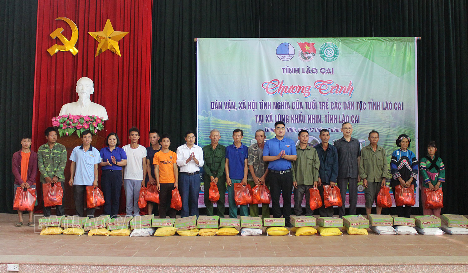 Tặng quà các hộ gia đình khó khăn. IMG_1268.jpg