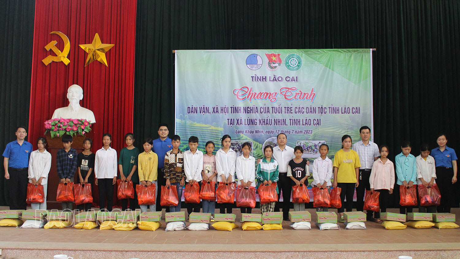 Tặng quà học sinh nghèo. IMG_1282.jpg