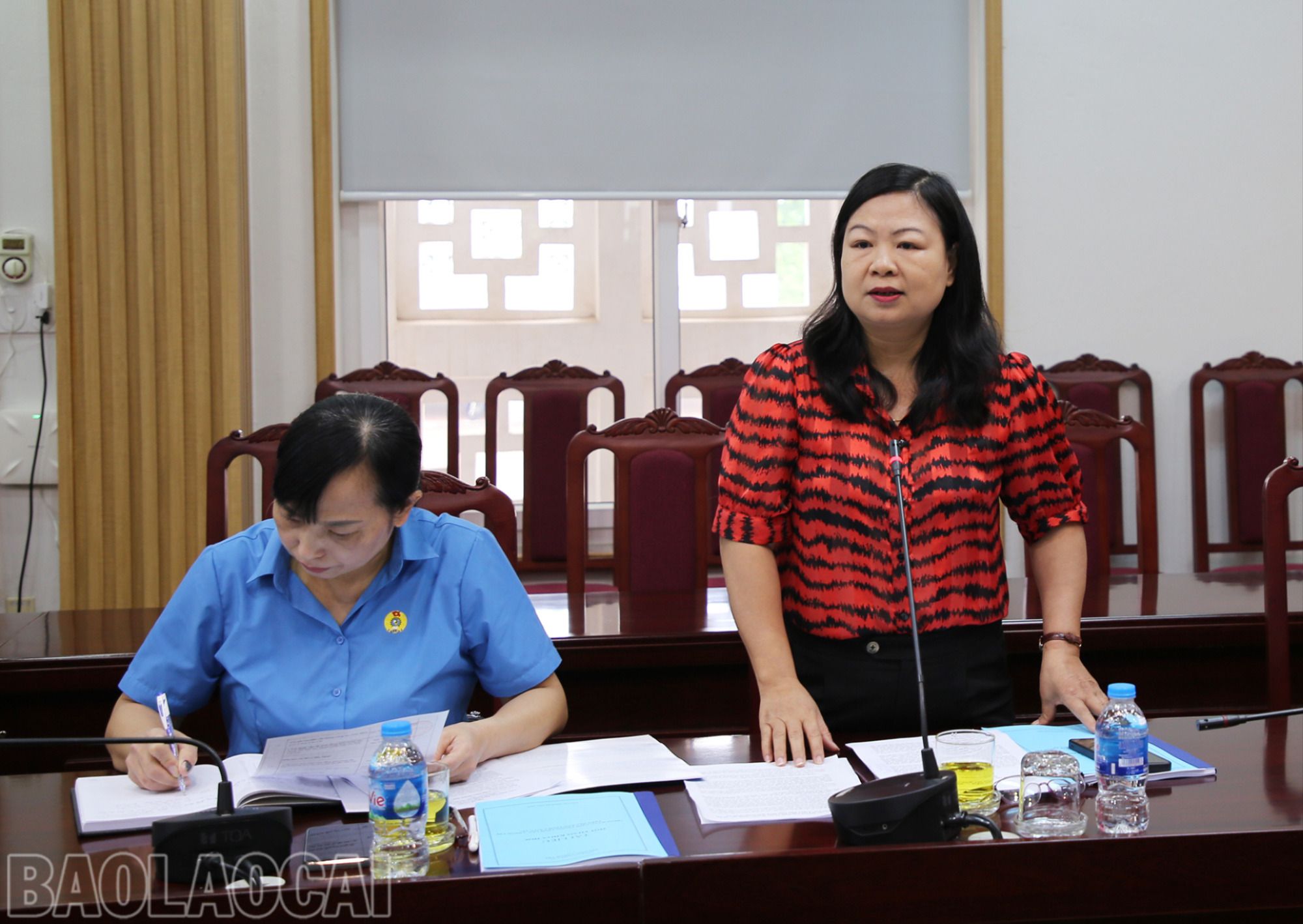 Đại biểu Ủy ban Mặt trận Tổ quốc Việt Nam tỉnh Lào Cai phát biểu tham luận tại hội thảo. hội thảo khoa học (2).JPG