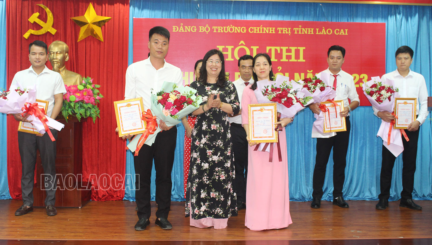 Trao giải Ba cho Bí thư Chi bộ 1 và Chi bộ 7. IMG_0014.jpg