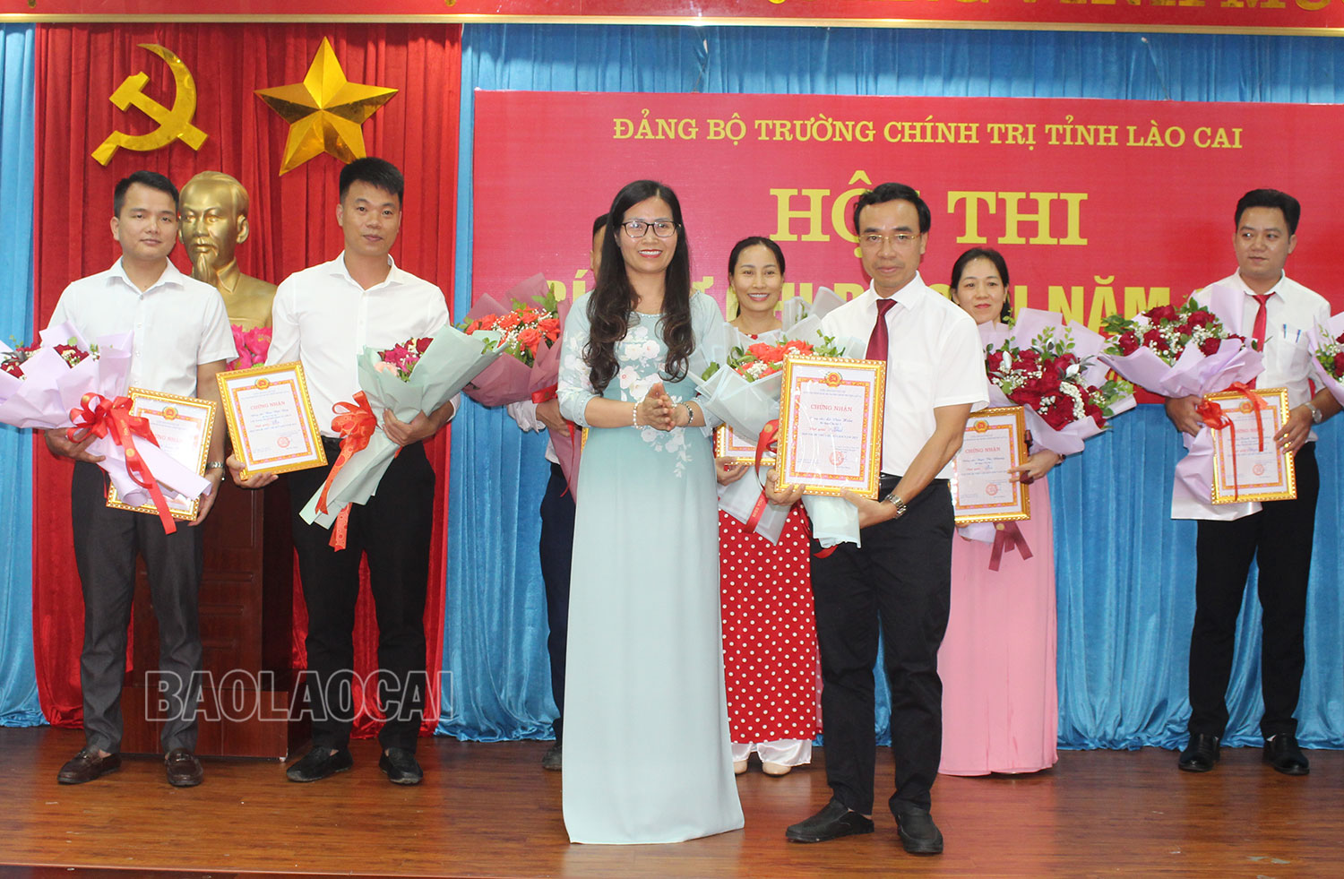 Lãnh đạo Trường Chính trị tỉnh trao giải Nhất cho thí sinh Lê Văn Hiền, Bí thư Chi bộ 3. IMG_0019.jpg