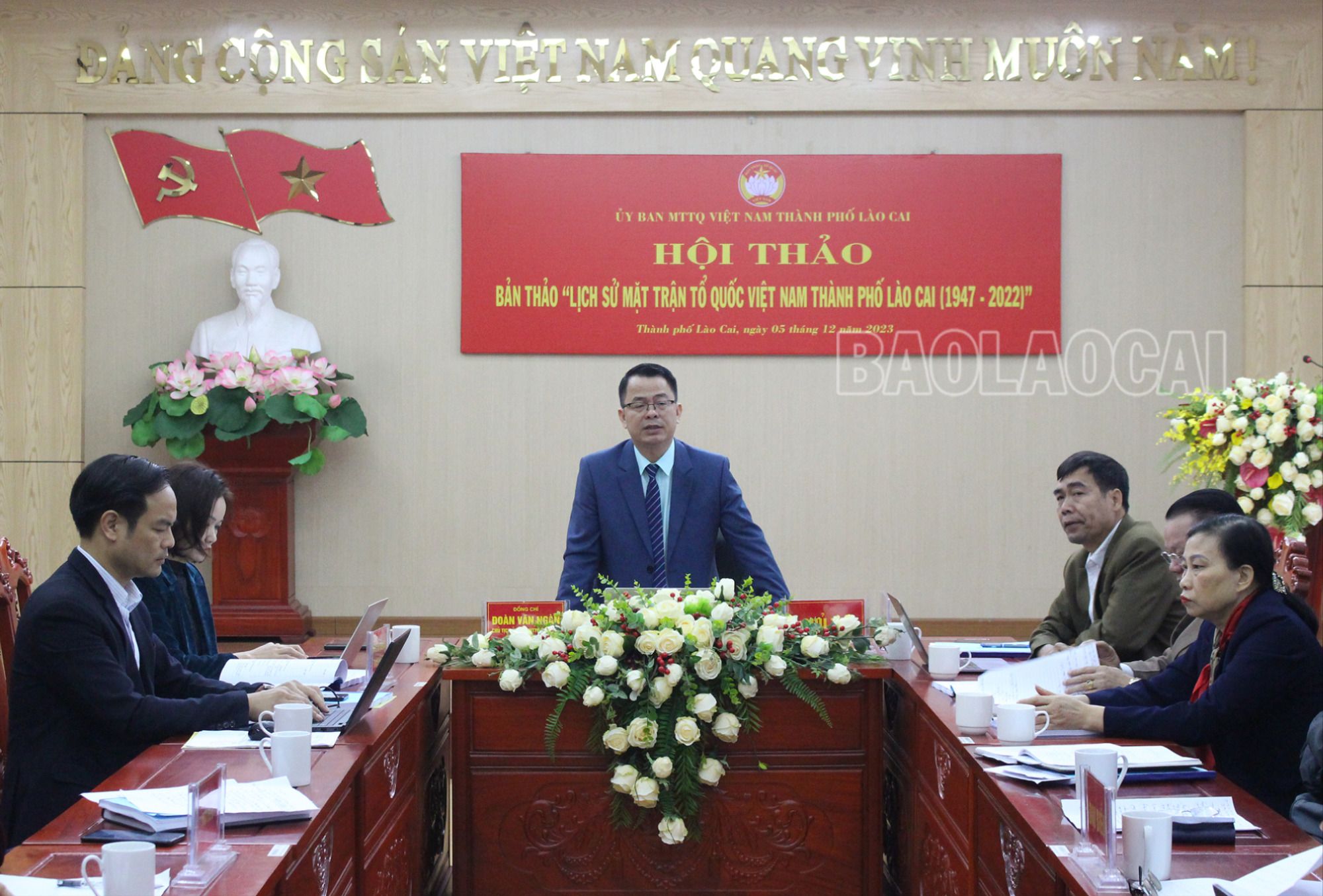 Chủ tịch Ủy ban MTTQ Việt Nam thành phố Lào Cai tiếp thu ý kiến của các đại biểu. IMG_2366.JPG
