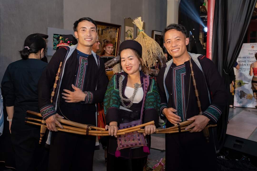 Chị Châu Thị Sung tham gia biểu diễn văn nghệ tại Hà Nội. Chị Châu Thị Sung, chi hội trưởng hội phụ nữ tổ dân phố số 2, phường sa pả, thị xã sa pa.jpg