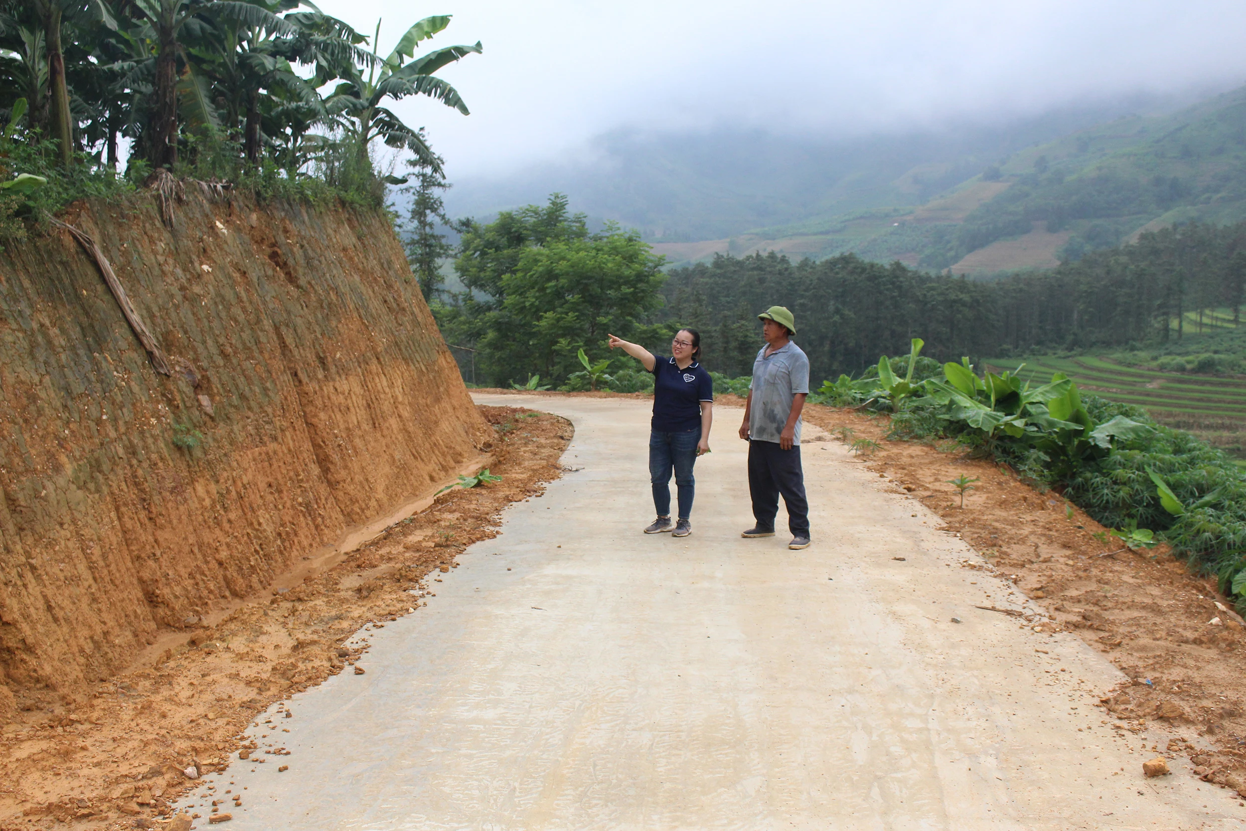 tuyến đường tả thền A - sín chải được hoàn thiện trong thời gian ngắn là do có sự đóng góp không nhỏ của ông Sủng Seo Pháng.JPG