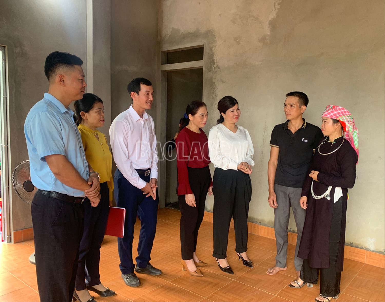 Lãnh đạo Hội Liên hiệp Phụ nữ thành phố và Đảng ủy xã Hợp Thành động viên gia đình chị Vàng Thị Điệp tiếp tục cố gắng lao động sản xuất, vươn lên thoát nghèo. z4822327907098_dc351abc2764dbb76cde190e3ceccfb5.jpg