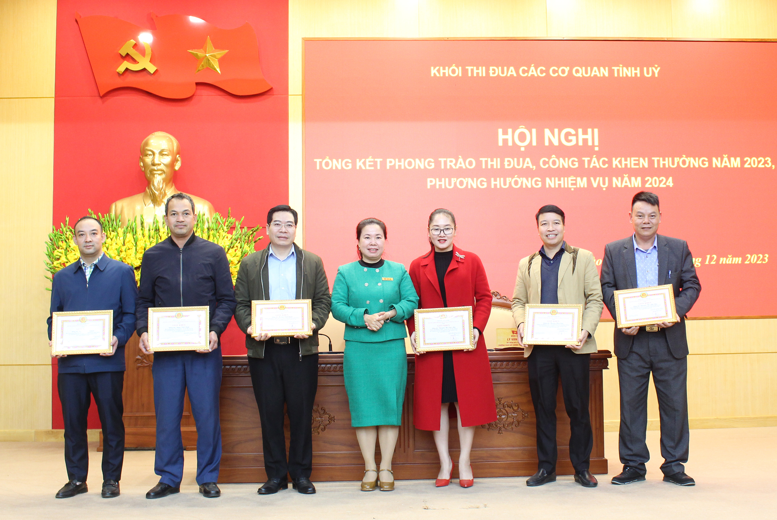 Khen thưởng các cá nhân có thành tích xuất sắc. img-2814-6099.jpg