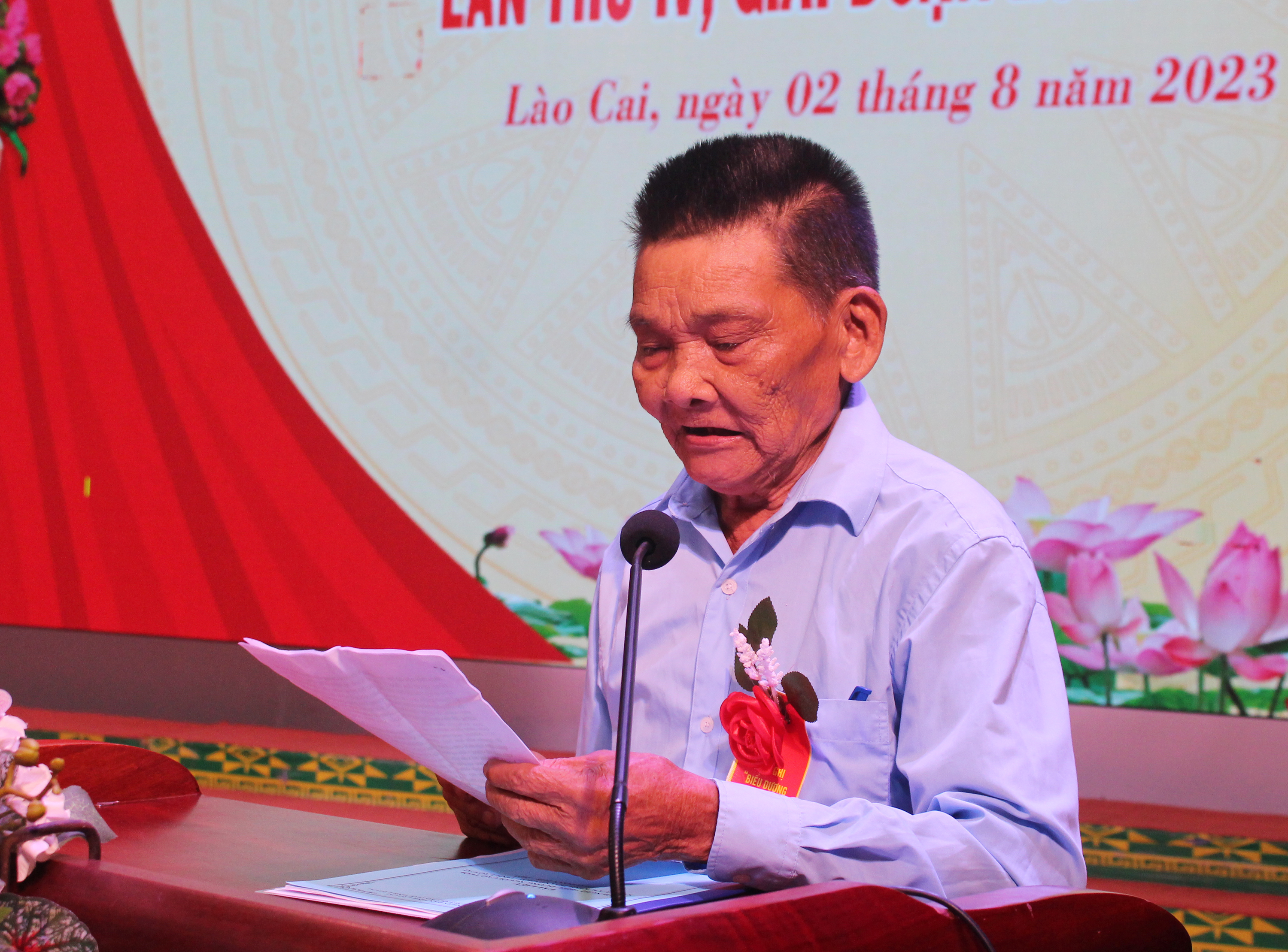 Ông Nguyễn Tiến Cường (xã Kim Sơn, huyện Bảo Yên) chia sẻ kinh nghiệm phát triển kinh tế tại hội nghị biểu dương người cao tuổi sản xuất, kinh doanh giỏi. ông Nguyễn Tiến Cường, thôn Bảo Ân, xã Kim Sơn, huyện Bảo Yên chia sẻ kinh nghiệm phát triển kinh tế tại hội nghị biểu dương người cao tuổi sản xuất kinh doanh giỏi.JPG