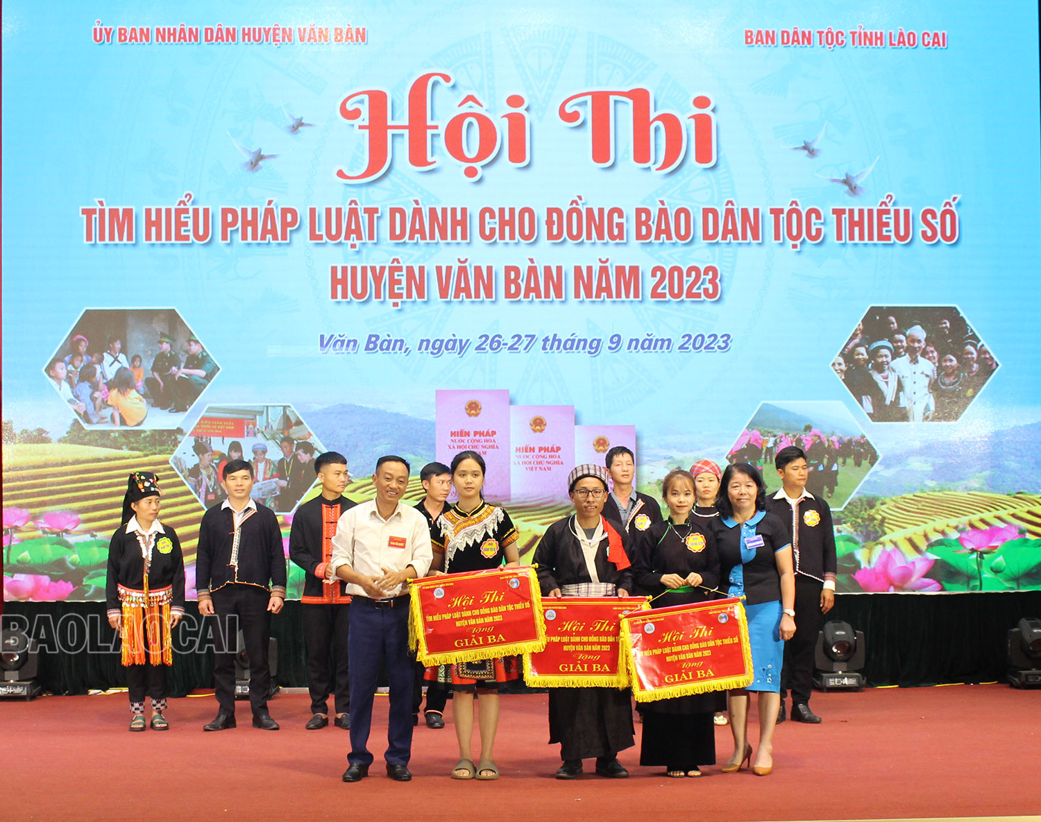Trao giải Ba cho đội thi các xã Nậm Xé, Khánh Yên Hạ, Chiềng Ken. IMG_0951.jpg