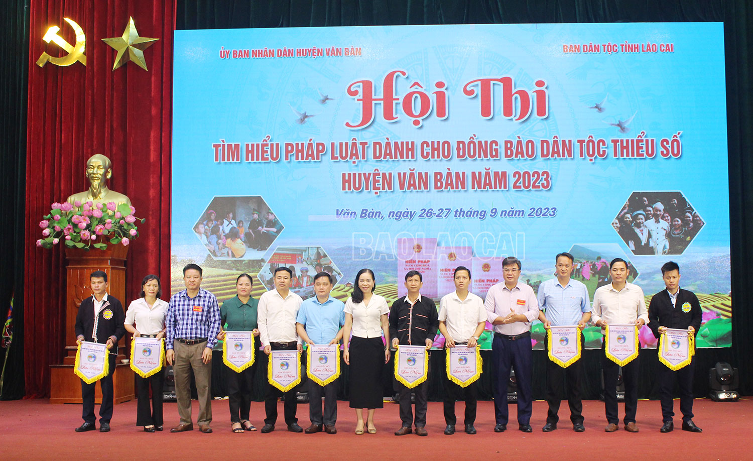 Ban Tổ chức trao cờ lưu niệm cho các đội thi. IMG_0910.jpg