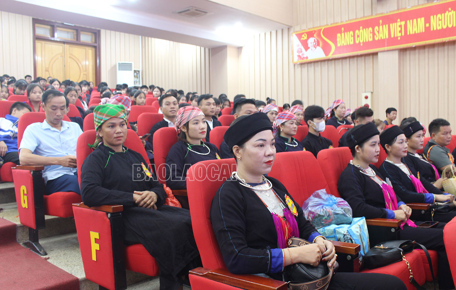 Đông đảo khán giả theo dõi hội thi. IMG_0915.jpg