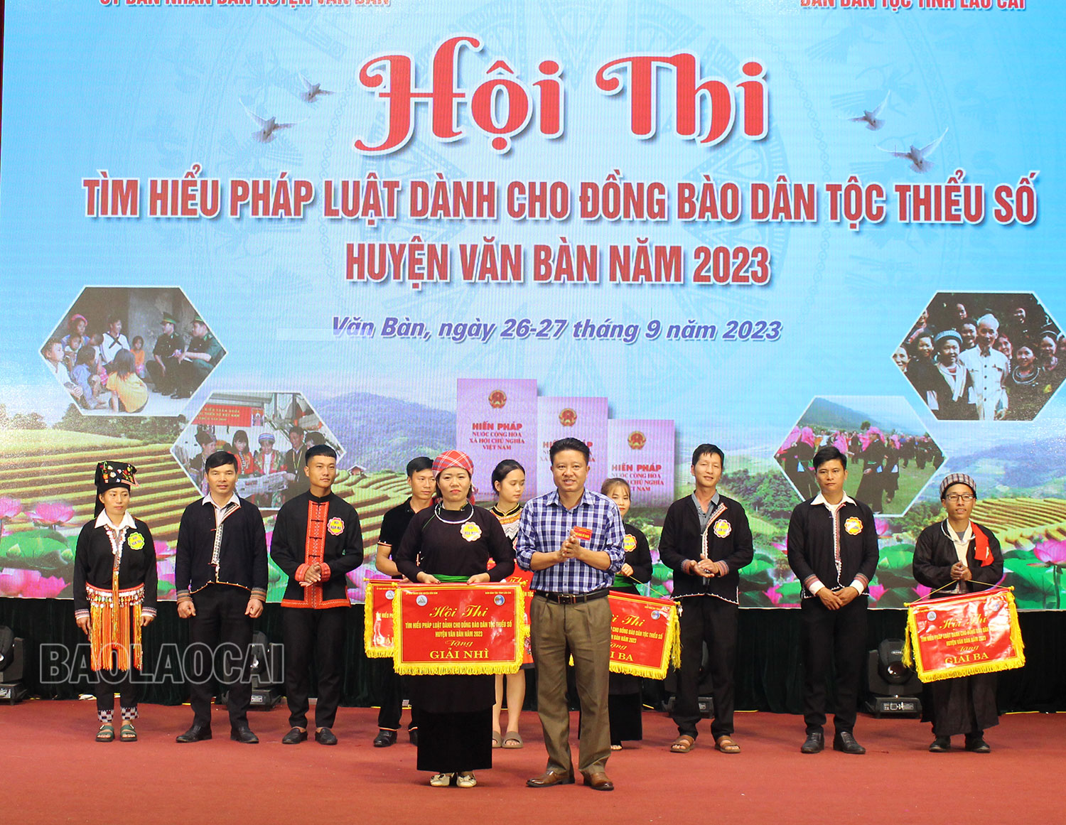 Trao giải Nhì cho đội thi xã Hòa Mạc. IMG_0959.jpg