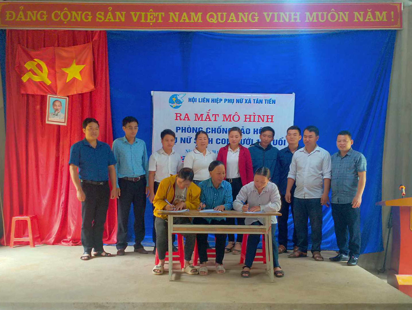 Thành viên trong mô hình ký cam kết không để xảy ra tảo hôn và phụ nữ sinh con dưới 18 tuổi. (Ảnh: Hội Phụ nữ xã Tân Tiến) 397658168_351000767313004_4471957037354422398_n.jpg
