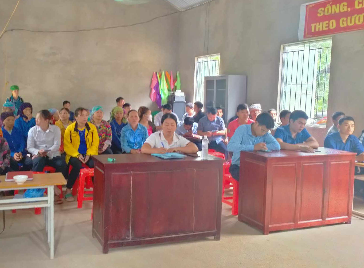 Đông đảo người dân tham dự buổi ra mắt mô hình. (Ảnh: Hội Phụ nữ xã Tân Tiến) 397973505_351000763979671_3260081429548264813_n.jpg