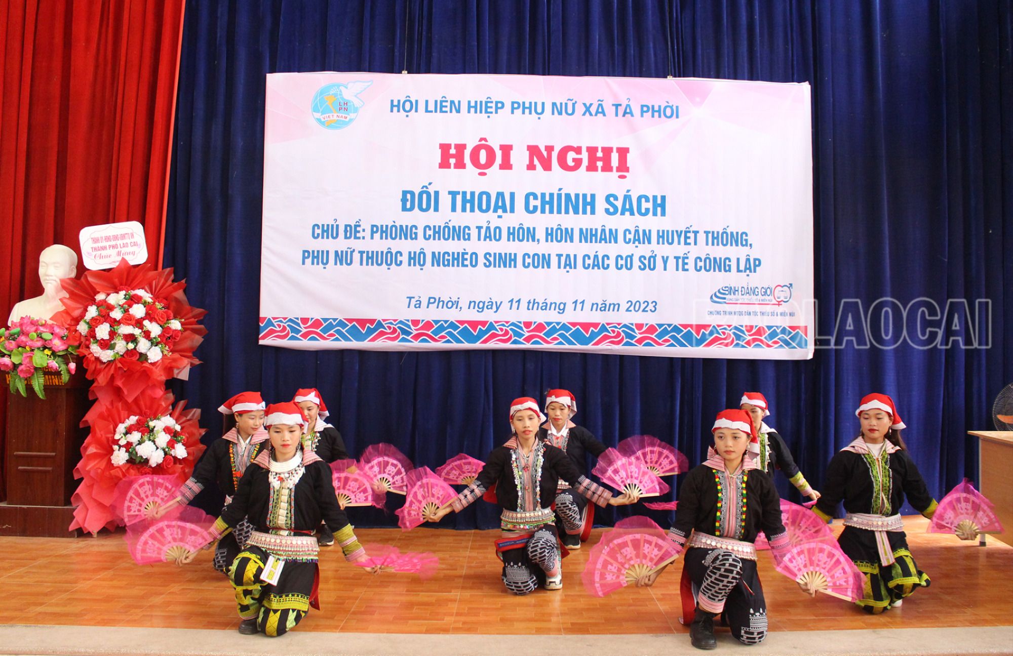 Tiết mục văn nghệ của các hội viên phụ nữ tham dự hội nghị đối thoại. IMG_1985.JPG