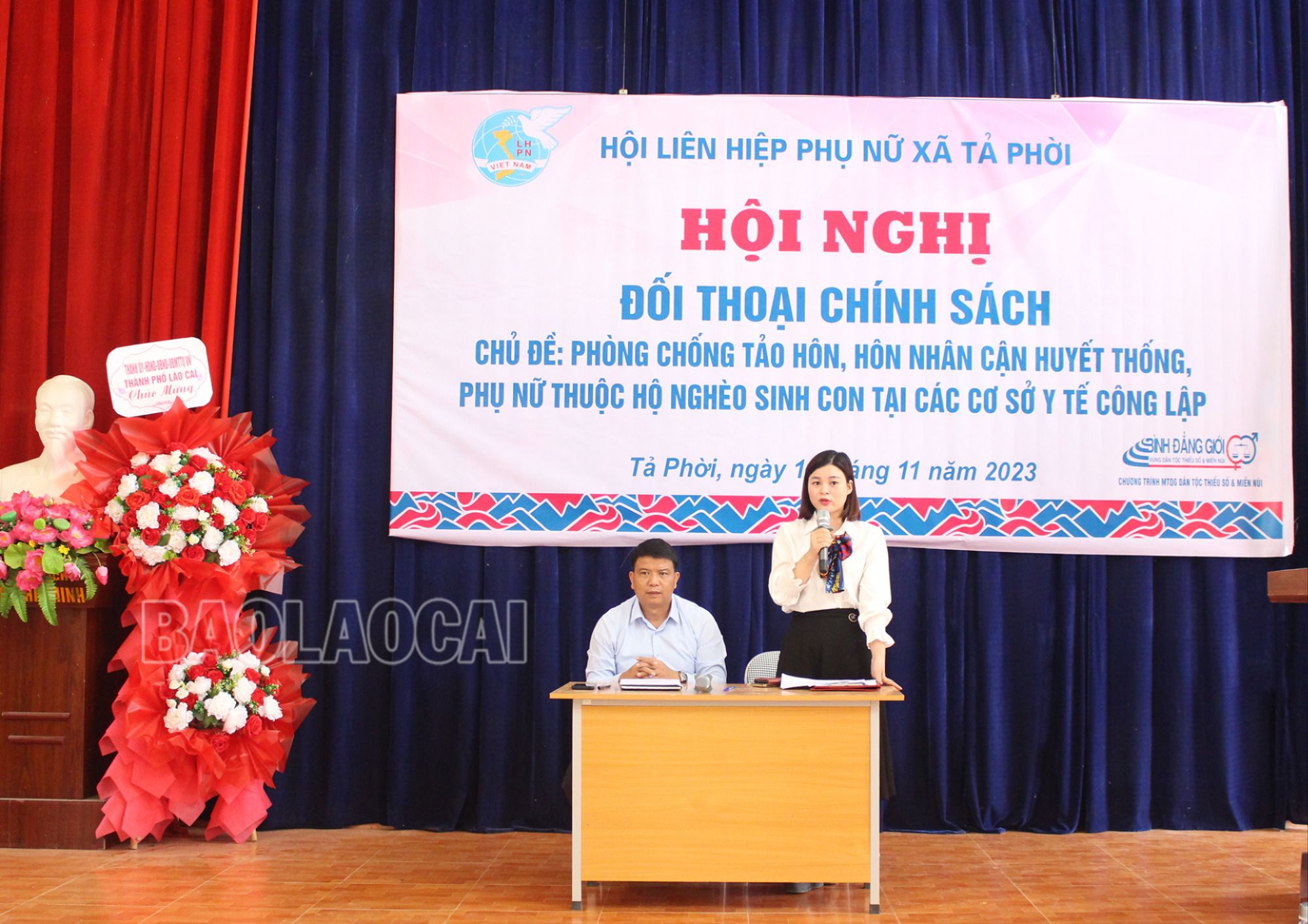Chủ tịch Hội Phụ nữ xã Tả Phời trả lời ý kiến của hội viên, phụ nữ. IMG_1998.JPG