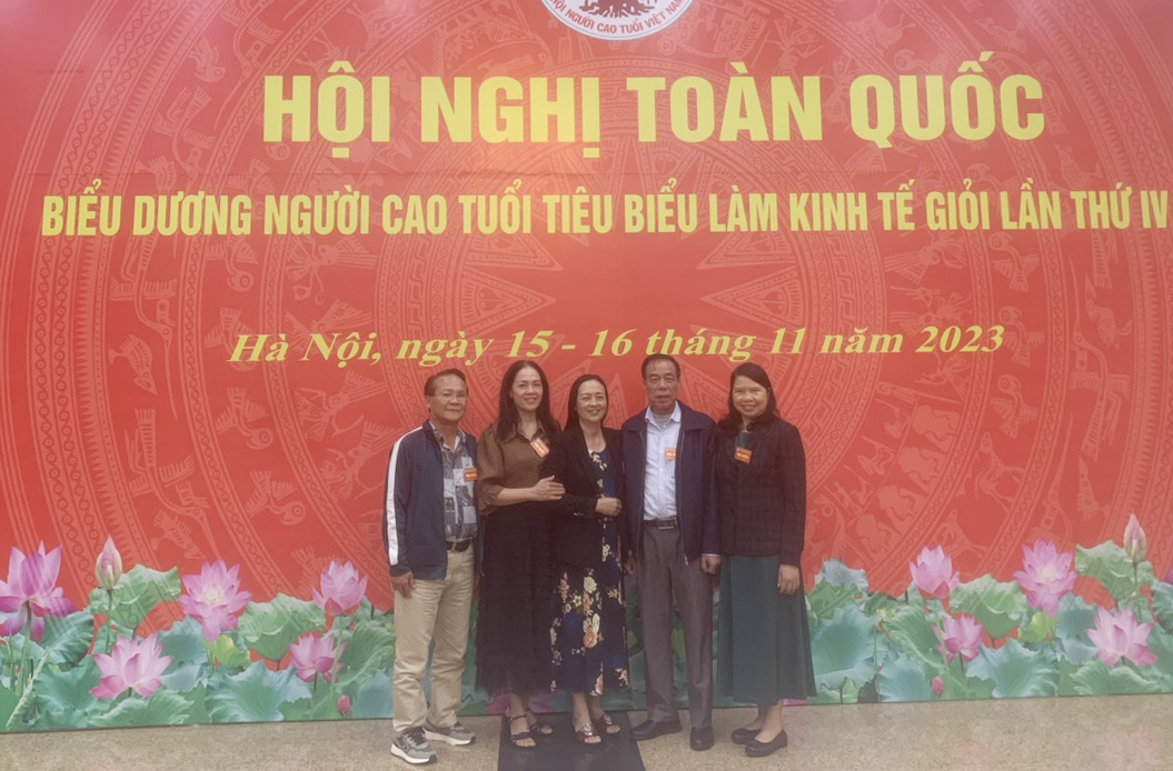 Các đại biểu tỉnh Lào Cai tham dự hội nghị biểu dương người cao tuổi làm kinh tế giỏi toàn quốc lần thứ IV. (ảnh do Ban Đại diện Người cao tuổi tỉnh cung cấp) z4887992192075_870b20a24a0cca9c55f78e59179e3bda.jpg