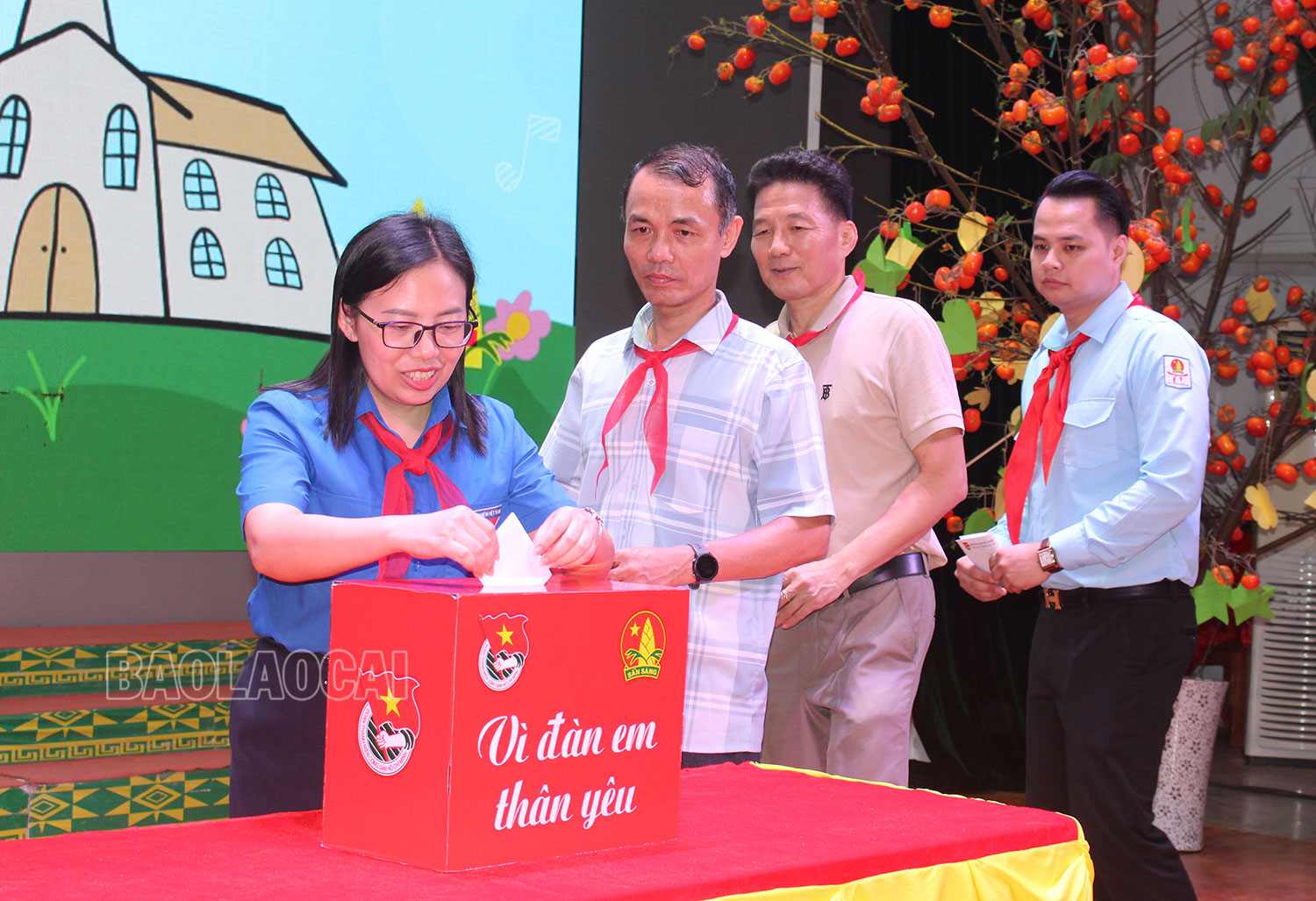 Các đại biểu tham gia quyên góp hỗ trợ xây dựng Nhà khăn quàng đỏ. IMG_1242.jpg