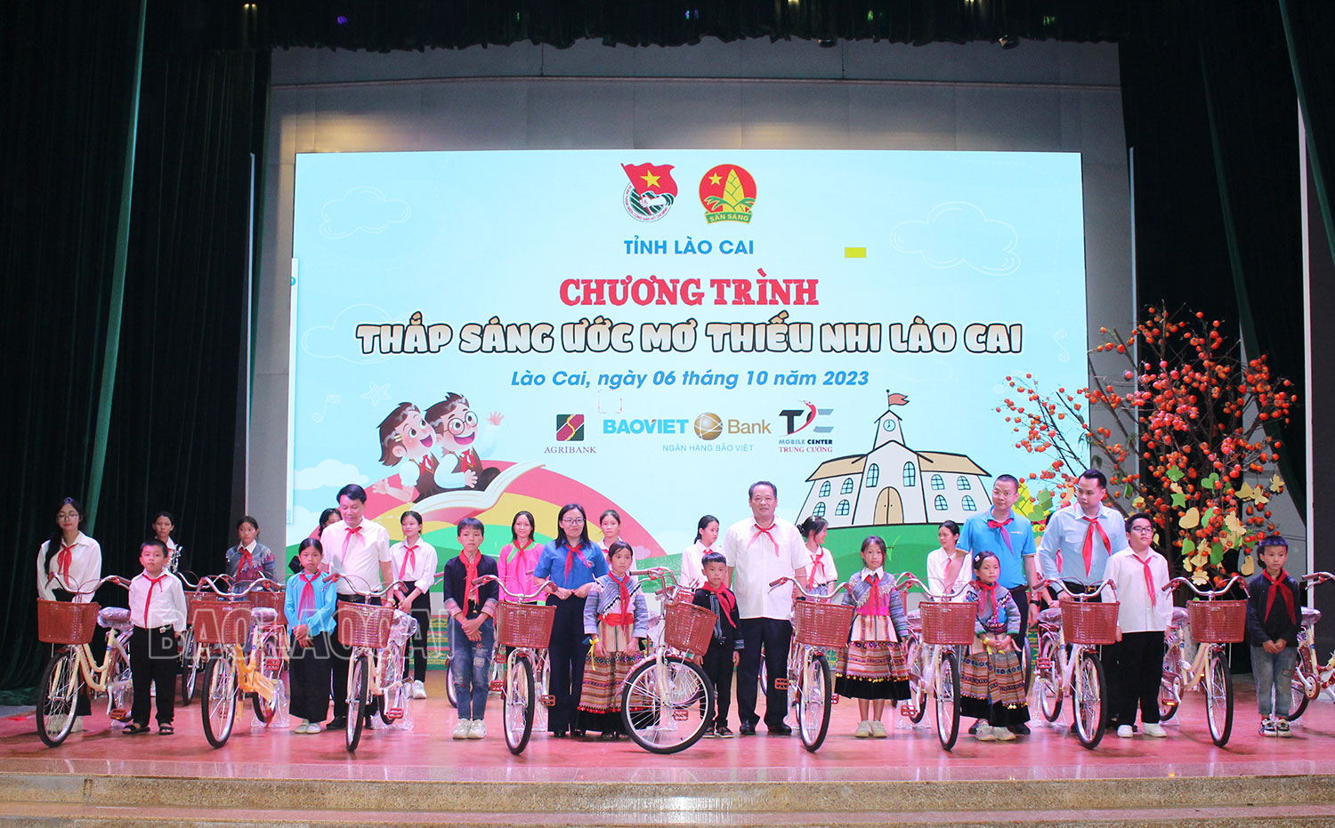 Tặng xe đạp cho các em học sinh. IMG_1232.jpg