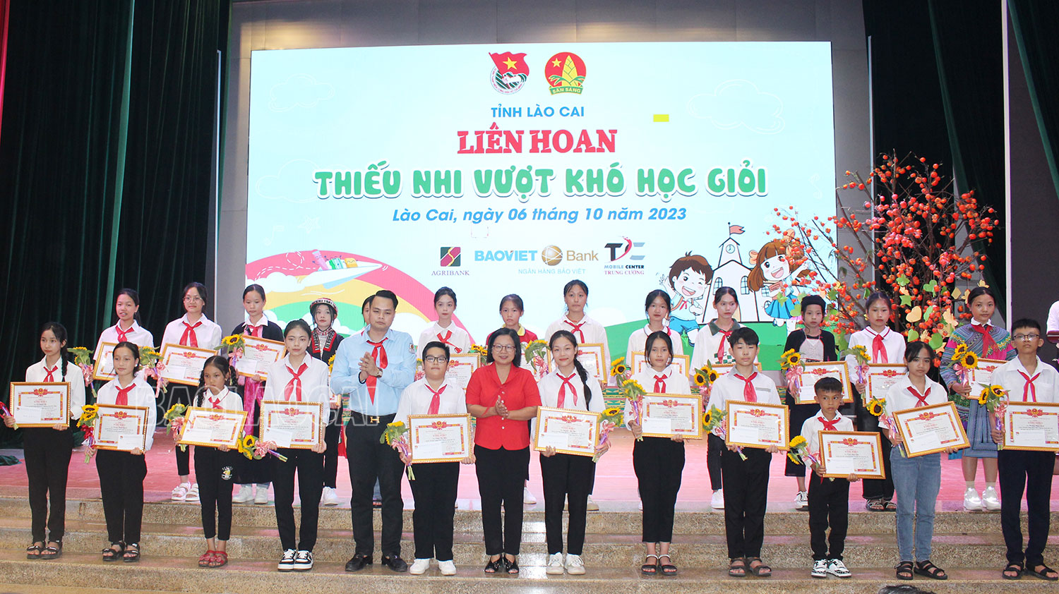 Tặng Bằng khen và học bổng cho các em học sinh. IMG_1224.jpg