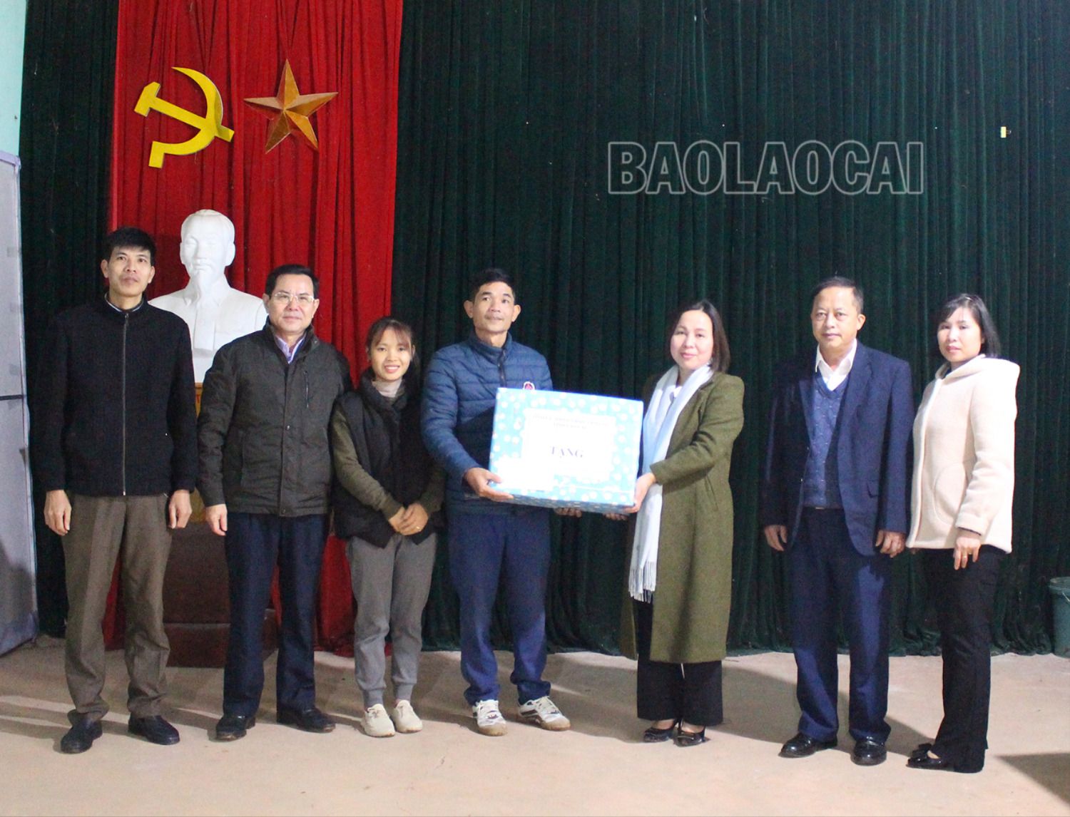 Tặng quà cho thôn tiêu biểu Bản Xèo 1, xã Bản Xèo. img-2989-4629-4819.jpg